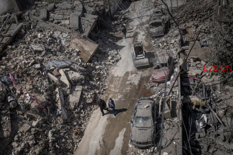 当地时间3月18日，黎巴嫩首都遭空袭后的景象。图源：美媒
