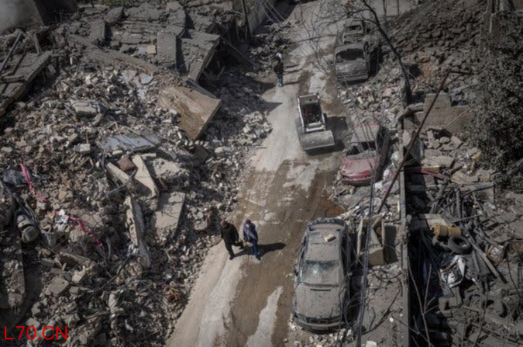 当地时间3月18日，黎巴嫩首都遭空袭后的景象。图源：美媒
