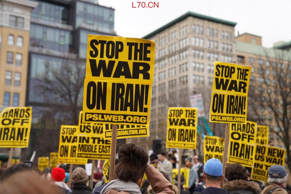 3月7日，人们在美国纽约参加集会游行，抗议美国和以色列对伊朗发动军事打击。新华社记者张凤国摄
