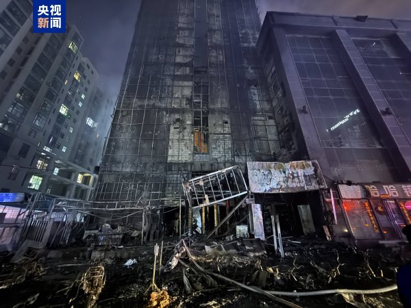 山西太原一高层建筑发生火灾 已致1人死亡25人受伤