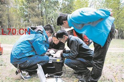 甘斌（左二）与物探技术人员在开展大深度地热探测试验。  受访者供图