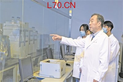 崔一民（右二）在质谱实验室指导学生开展实验配资导航网站靠谱吗。  受访者供图