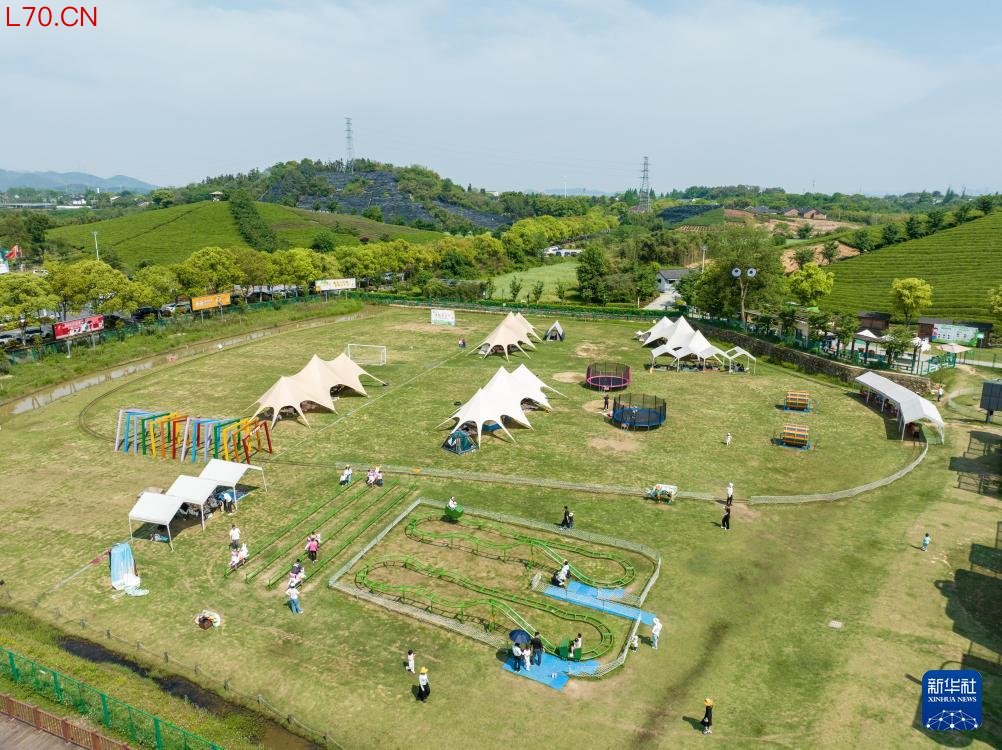 4月26日，游客在杭州市余杭区径山镇小古城村一处露营基地内游玩（无人机照片）。新华社记者 江汉 摄