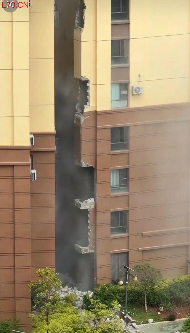 昆明一小区内排烟管爆炸