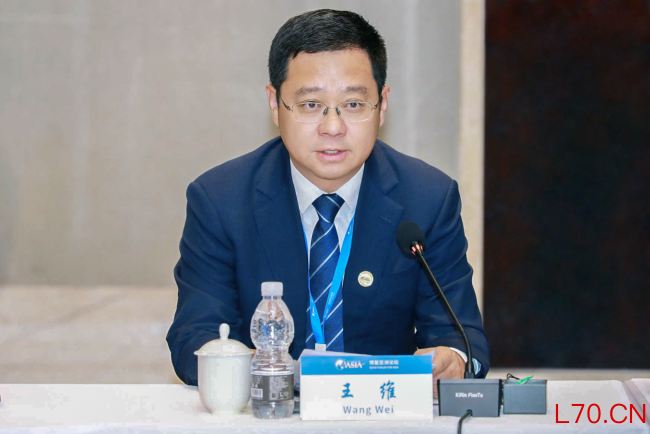 伊利集团执行总裁王维在研讨会上发言