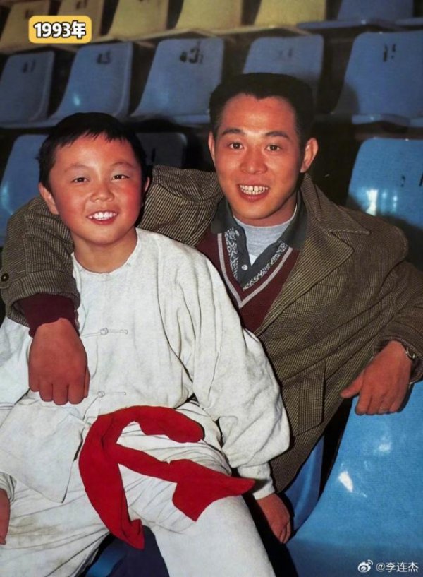 李连杰晒与谢苗30年前后对比照，感慨“一眨眼儿子就长大了”