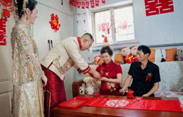 中国大部分父母拼命帮儿子成家, 结果发现, 儿子根本没能力养家!